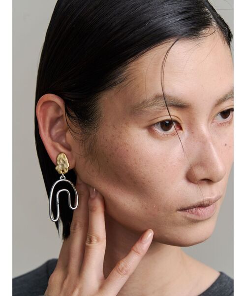 UN3D.（アンスリード）の「ASYMMETRY PIPE EARRING / アシンメトリーパイプイヤリング（イヤリング・レディース・ブラック/シルバー/ターコイズブルー・FREE）」の5枚目の写真