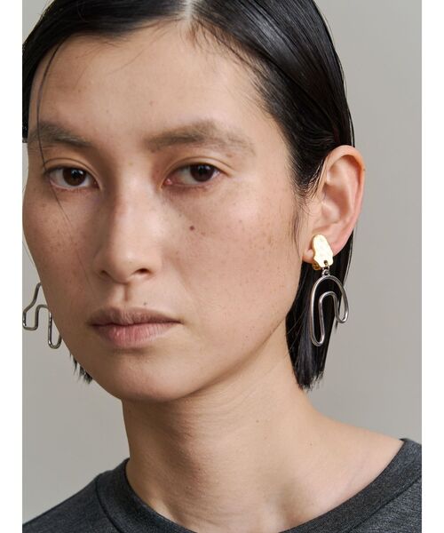 UN3D.（アンスリード）の「ASYMMETRY PIPE EARRING / アシンメトリーパイプイヤリング（イヤリング・レディース・ブラック/シルバー/ターコイズブルー・FREE）」の6枚目の写真