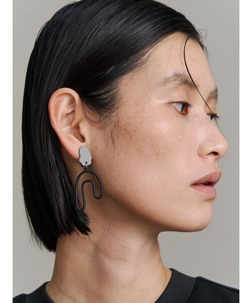 UN3D.（アンスリード）の「ASYMMETRY PIPE EARRING / アシンメトリーパイプイヤリング（イヤリング・レディース・ブラック/シルバー/ターコイズブルー・FREE）」の12枚目の写真