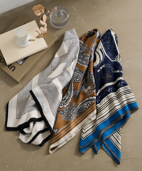 KOBE LETTUCE（コウベレタス）の「大判ウールタッチスカーフ（バンダナ/スカーフ・レディース・ブラウン/ブルー/アイボリー・FREE）」の3枚目の写真