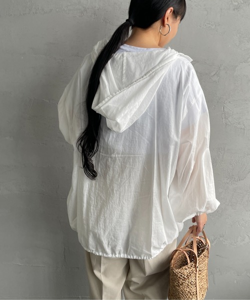 mizuiroind（ミズイロインド）の「[mizuiro ind/ミズイロインド] 別注 フード付き ワイドシルエット プルオーバーシャツ（シャツ/ブラウス・レディース・オフホワイト/ブラック・F）」の6枚目の写真