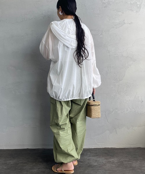 mizuiroind（ミズイロインド）の「[mizuiro ind/ミズイロインド] 別注 フード付き ワイドシルエット プルオーバーシャツ（シャツ/ブラウス・レディース・オフホワイト/ブラック・F）」の15枚目の写真