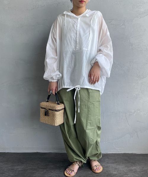 mizuiroind（ミズイロインド）の「[mizuiro ind/ミズイロインド] 別注 フード付き ワイドシルエット プルオーバーシャツ（シャツ/ブラウス・レディース・オフホワイト/ブラック・F）」の13枚目の写真