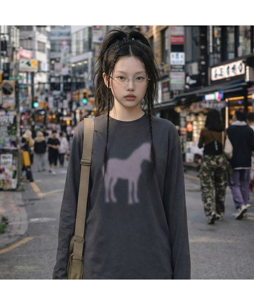 GRAVER（グレーバー）の「[ユニセックス]MY HORSE ロングスリーブTシャツ_2カラー（Tシャツ/カットソー・レディース・ホワイト/チャコール・MEDIUM/LARGE/SMALL）」の2枚目の写真