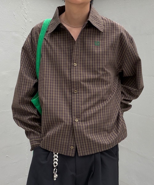 UNDERSTATEMENTs(アンダーステイトメント)の「【ユニセックス】ショート丈ワンポイント刺繍シャツ(シャツ/ブラウス・メンズ・ブラック系その他2/ブルー/ホワイト/ホワイト系その他/ブラック系その他/ブルー系その他/ネイビー/ブラウン系その他/ネイビー系/ブラック/チャコールグレー/ホワイト系その他2・MEDIUM/LARGE)」の8枚目の写真