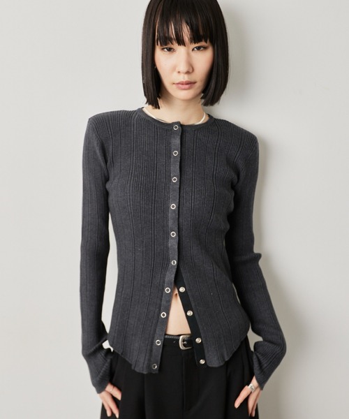 HANNE(アン)の「パワーショルダースナップボタンニット(カーディガン/ボレロ・レディース・ホワイト/レッド/グレー・FREE)」の11枚目の写真