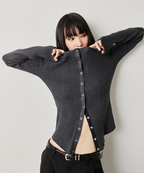 HANNE(アン)の「パワーショルダースナップボタンニット(カーディガン/ボレロ・レディース・ホワイト/レッド/グレー・FREE)」の12枚目の写真