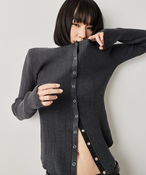 HANNE(アン)の「パワーショルダースナップボタンニット(カーディガン/ボレロ・レディース・ホワイト/レッド/グレー・FREE)」の13枚目の写真