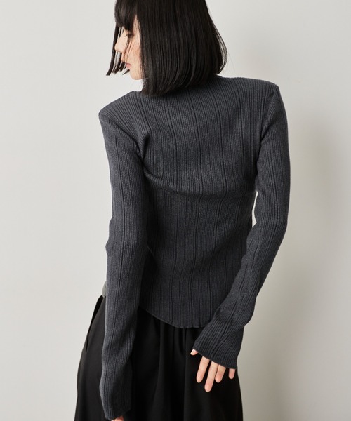 HANNE(アン)の「パワーショルダースナップボタンニット(カーディガン/ボレロ・レディース・ホワイト/レッド/グレー・FREE)」の16枚目の写真