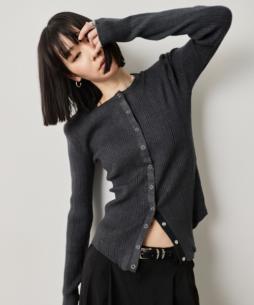 HANNE(アン)の「パワーショルダースナップボタンニット(カーディガン/ボレロ・レディース・ホワイト/レッド/グレー・FREE)」の17枚目の写真