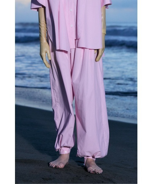 ENFOLD（エンフォルド）の「CURVE-HEM JOGGER PANTS（その他パンツ・レディース・ライトピンク・38/36）」の2枚目の写真