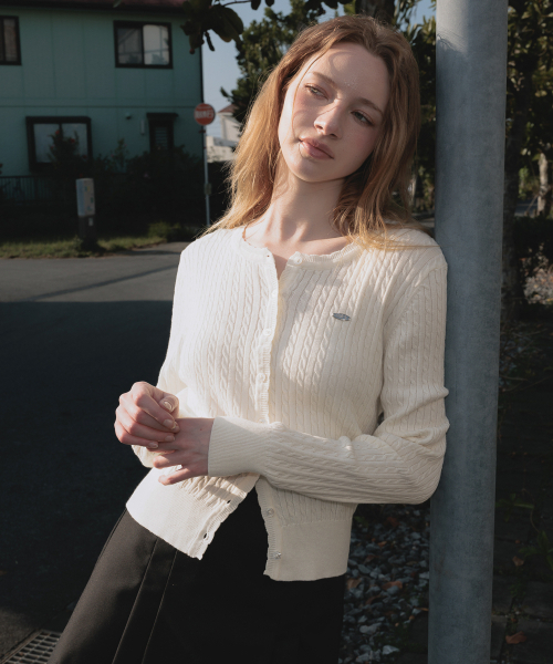 DEHEVE（デヘヴェ）の「Frill Cable Knit Cardigan [Ivory]（カーディガン/ボレロ・レディース・アイボリー・FREE）」の4枚目の写真