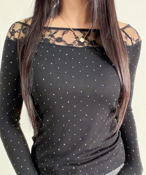 VIVID LADY(ビビッドレディー)の「レースネック カップ付き ラインストーンロンT(Tシャツ/カットソー・レディース・アイボリー/ブラック・FREE)」の1枚目の写真