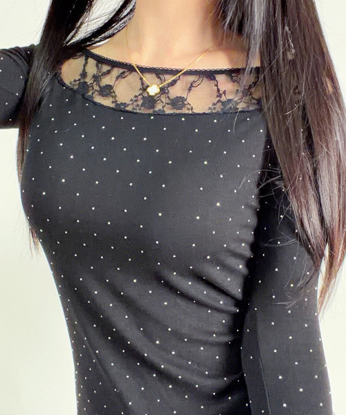 VIVID LADY(ビビッドレディー)の「レースネック カップ付き ラインストーンロンT(Tシャツ/カットソー・レディース・アイボリー/ブラック・FREE)」の4枚目の写真