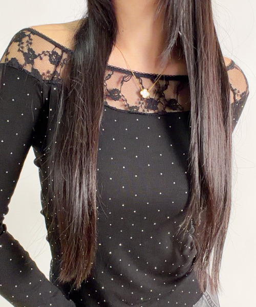 VIVID LADY(ビビッドレディー)の「レースネック カップ付き ラインストーンロンT(Tシャツ/カットソー・レディース・アイボリー/ブラック・FREE)」の8枚目の写真