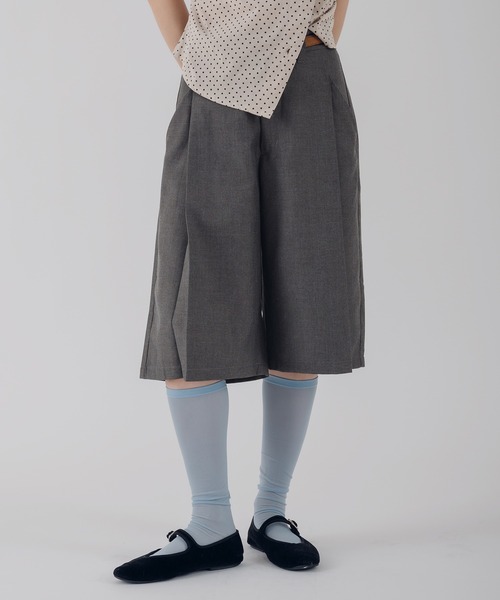 MUHET(ミュエータ)の「belted shorts / ベルト付きハーフパンツ(その他パンツ・レディース・ベージュ/チャコールグレー/ネイビー・SMALL/LARGE/MEDIUM)」の1枚目の写真