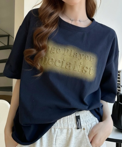 Ada.(エイダ)の「ペイント風 エンボスロゴ 半袖Tシャツ(Tシャツ/カットソー・レディース・ライトピンク/グレー/ネイビー・FREE)」の2枚目の写真