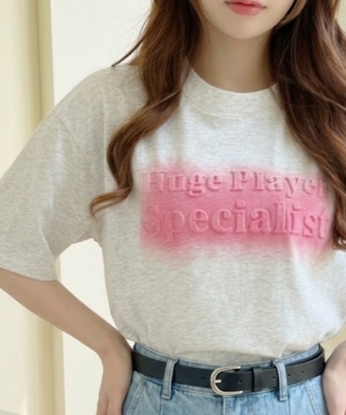 Ada.(エイダ)の「ペイント風 エンボスロゴ 半袖Tシャツ(Tシャツ/カットソー・レディース・ライトピンク/グレー/ネイビー・FREE)」の1枚目の写真