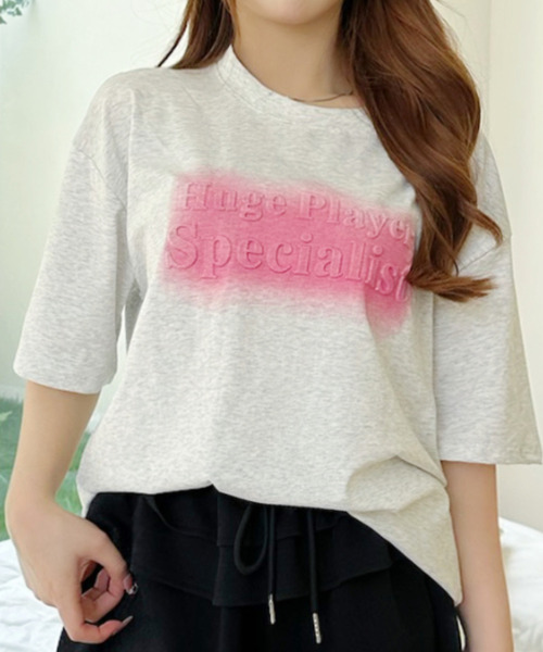 Ada.(エイダ)の「ペイント風 エンボスロゴ 半袖Tシャツ(Tシャツ/カットソー・レディース・ライトピンク/グレー/ネイビー・FREE)」の4枚目の写真