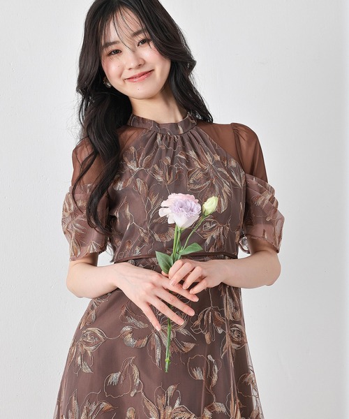 Kana（カナ）の「刺繍レースアメスリボリューム袖フィットアンドフレアワンピース パーティー 結婚式 お呼ばれ オケージョン（ドレス・レディース・ブラウン/イエロー/チャコールグレー・M）」の2枚目の写真