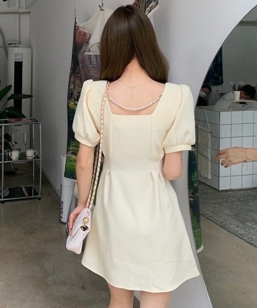 Teem Store（チームストア）の「スクエアネックウエストギャザーデザインパフスリーブミニワンピース（ワンピース・レディース・アイボリー/ブラック・M/S）」の7枚目の写真