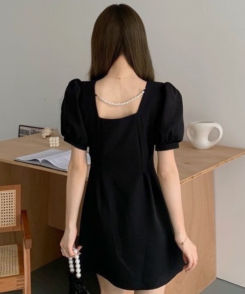 Teem Store（チームストア）の「スクエアネックウエストギャザーデザインパフスリーブミニワンピース（ワンピース・レディース・アイボリー/ブラック・M/S）」の6枚目の写真