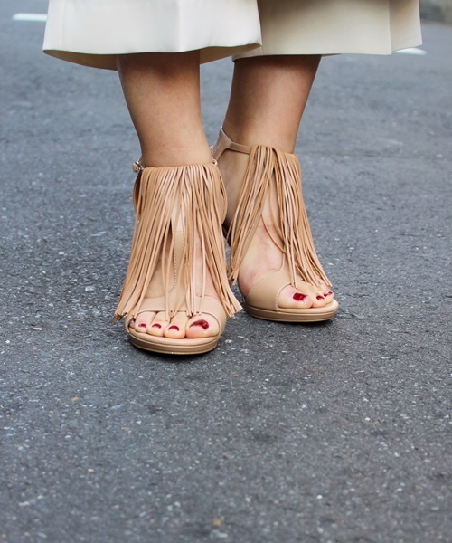 FIGARO Paris(フィガロパリ)の「KENDALL+KYLIE フリンジストラップ サンダル◆(サンダル・レディース・ブラック/ベージュ・38/35/36/37)」の6枚目の写真