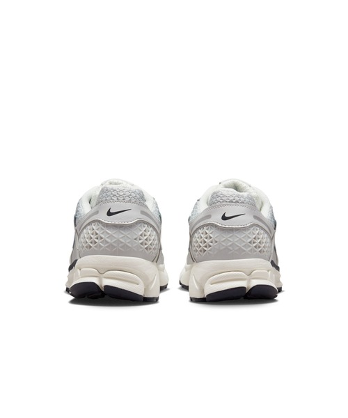 NIKE（ナイキ）の「NIKE/ナイキ WS ｽﾞｰﾑ ﾎﾞﾒﾛ 5（スニーカー・レディース・ホワイト×シルバー・23cm/23.5cm/24cm/24.5cm/25cm/22.5cm）」の2枚目の写真
