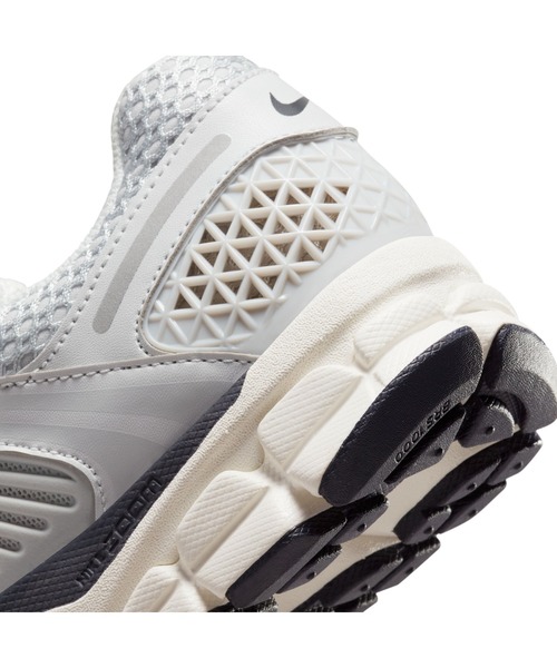 NIKE（ナイキ）の「NIKE/ナイキ WS ｽﾞｰﾑ ﾎﾞﾒﾛ 5（スニーカー・レディース・ホワイト×シルバー・23cm/23.5cm/24cm/24.5cm/25cm/22.5cm）」の12枚目の写真