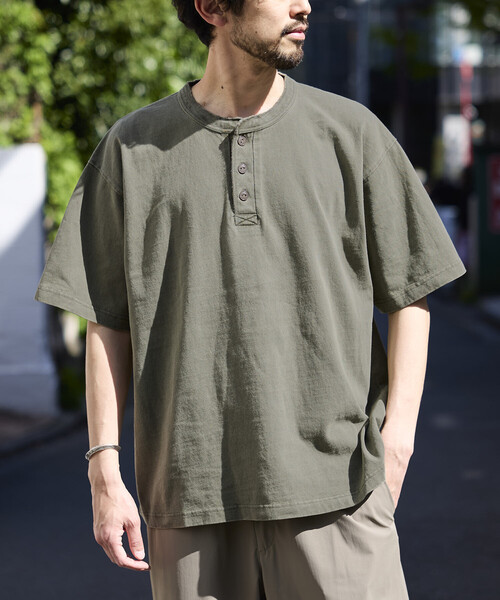 FREAK'S STORE(フリークスストア)の「HEAVY WEIGHT/ヘビーウェイト ピグメント ショートスリーブ ヘンリーネック Tシャツ/10.5オンス(Tシャツ/カットソー・メンズ・チャコールグレー/オリーブ/ピンク/ブラウン・LARGE/MEDIUM/SMALL)」の3枚目の写真