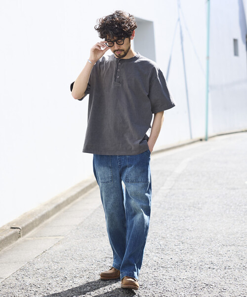 FREAK'S STORE(フリークスストア)の「HEAVY WEIGHT/ヘビーウェイト ピグメント ショートスリーブ ヘンリーネック Tシャツ/10.5オンス(Tシャツ/カットソー・メンズ・チャコールグレー/オリーブ/ピンク/ブラウン・LARGE/MEDIUM/SMALL)」の5枚目の写真