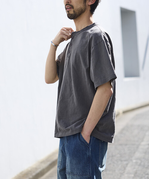 FREAK'S STORE(フリークスストア)の「HEAVY WEIGHT/ヘビーウェイト ピグメント ショートスリーブ ヘンリーネック Tシャツ/10.5オンス(Tシャツ/カットソー・メンズ・チャコールグレー/オリーブ/ピンク/ブラウン・LARGE/MEDIUM/SMALL)」の9枚目の写真