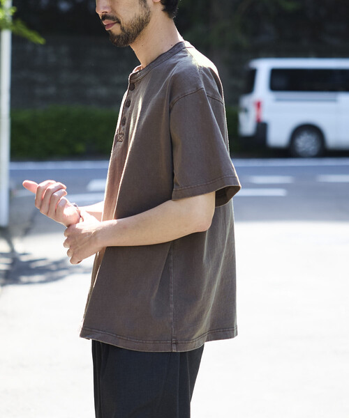FREAK'S STORE(フリークスストア)の「HEAVY WEIGHT/ヘビーウェイト ピグメント ショートスリーブ ヘンリーネック Tシャツ/10.5オンス(Tシャツ/カットソー・メンズ・チャコールグレー/オリーブ/ピンク/ブラウン・LARGE/MEDIUM/SMALL)」の12枚目の写真