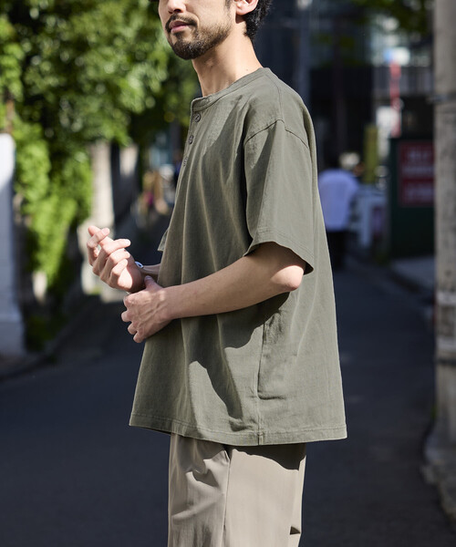 FREAK'S STORE(フリークスストア)の「HEAVY WEIGHT/ヘビーウェイト ピグメント ショートスリーブ ヘンリーネック Tシャツ/10.5オンス(Tシャツ/カットソー・メンズ・チャコールグレー/オリーブ/ピンク/ブラウン・LARGE/MEDIUM/SMALL)」の15枚目の写真