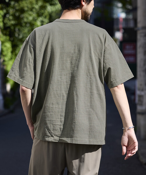 FREAK'S STORE(フリークスストア)の「HEAVY WEIGHT/ヘビーウェイト ピグメント ショートスリーブ ヘンリーネック Tシャツ/10.5オンス(Tシャツ/カットソー・メンズ・チャコールグレー/オリーブ/ピンク/ブラウン・LARGE/MEDIUM/SMALL)」の16枚目の写真