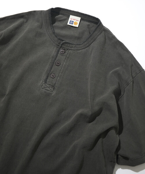 FREAK'S STORE(フリークスストア)の「HEAVY WEIGHT/ヘビーウェイト ピグメント ショートスリーブ ヘンリーネック Tシャツ/10.5オンス(Tシャツ/カットソー・メンズ・チャコールグレー/オリーブ/ピンク/ブラウン・LARGE/MEDIUM/SMALL)」の21枚目の写真