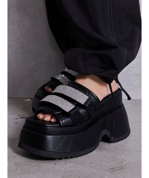 GYDA(ジェイダ)の「Thick sole bijouストラップサンダル(サンダル・レディース・ブラック・LARGE/MEDIUM/SMALL)」の2枚目の写真