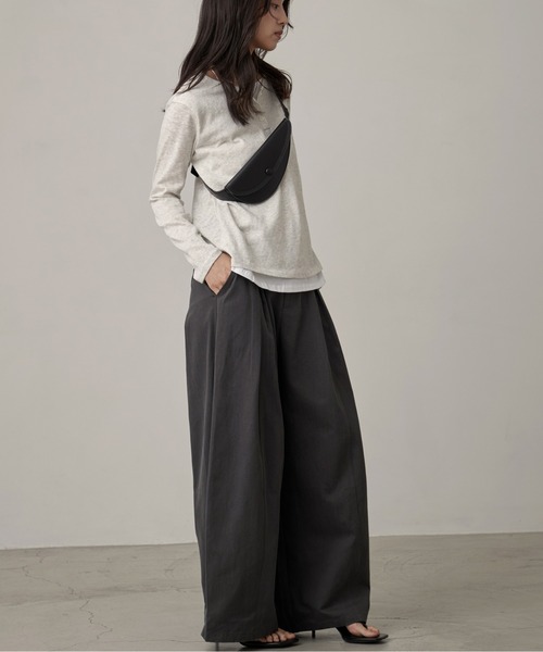 OFROOM(オフルーム)の「Tuck Wide Leg Pants|タックワイドレッグパンツ(チノパンツ・レディース・チャコールグレー/ベージュ/グレー・LARGE/SMALL/MEDIUM)」の2枚目の写真
