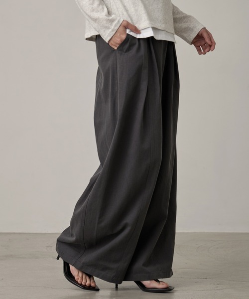 OFROOM(オフルーム)の「Tuck Wide Leg Pants|タックワイドレッグパンツ(チノパンツ・レディース・チャコールグレー/ベージュ/グレー・LARGE/SMALL/MEDIUM)」の4枚目の写真