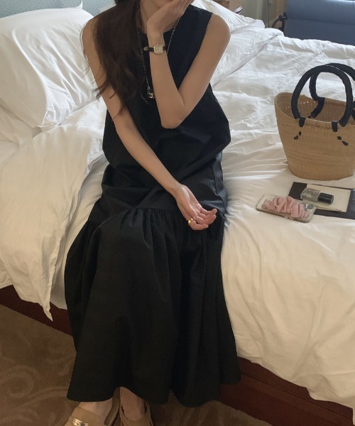 AMAJI(アマジ)の「バックオープン ノースリーブ フリルヘム ワンピース(ワンピース・レディース・ベージュ/ブラック/カーキ・FREE)」の4枚目の写真