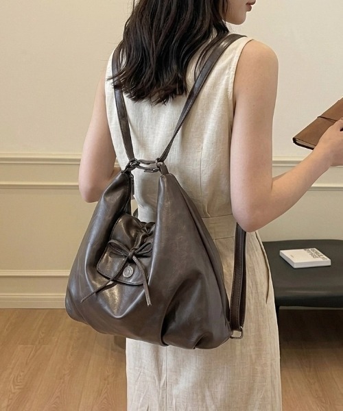 HAILY(ヘイリー)の「フロントリボンレザータッチ変形2WAYバッグ/A4サイズ対応(ショルダーバッグ・レディース・ダークブラウン/ブラック・FREE)」の18枚目の写真