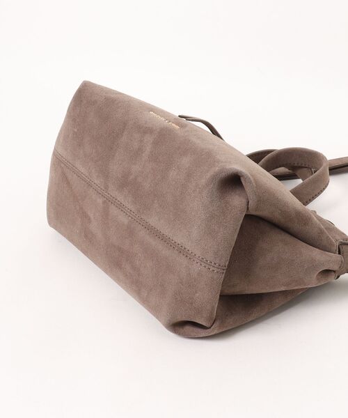 CHARLES & KEITH(チャールズ & キース)の「Zephy ミニゼフィ タッセル トートバッグ(トートバッグ・レディース・レディッシュグレー・S)」の8枚目の写真