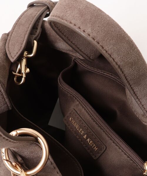 CHARLES & KEITH(チャールズ & キース)の「Zephy ミニゼフィ タッセル トートバッグ(トートバッグ・レディース・レディッシュグレー・S)」の9枚目の写真
