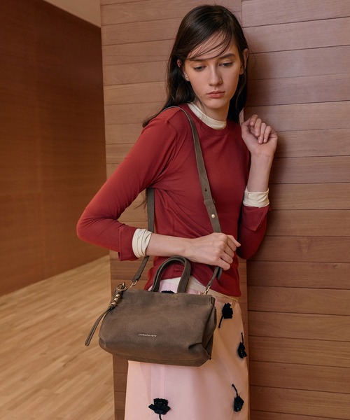 CHARLES & KEITH(チャールズ & キース)の「Zephy ミニゼフィ タッセル トートバッグ(トートバッグ・レディース・レディッシュグレー・S)」の1枚目の写真