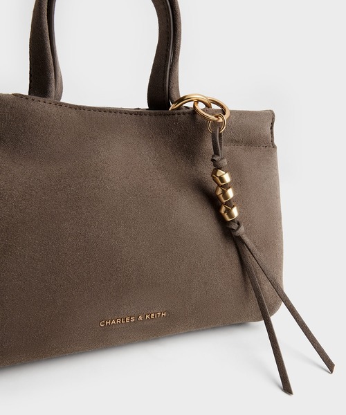 CHARLES & KEITH(チャールズ & キース)の「Zephy ミニゼフィ タッセル トートバッグ(トートバッグ・レディース・レディッシュグレー・S)」の4枚目の写真