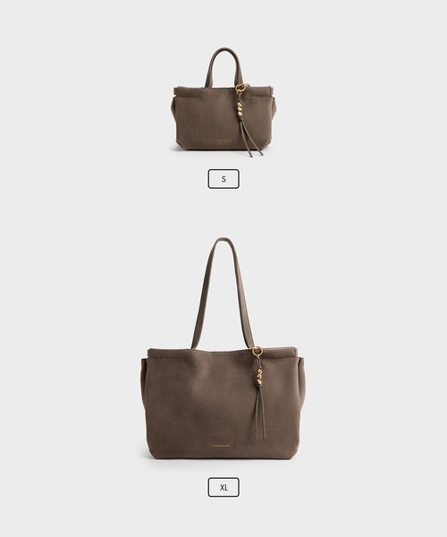 CHARLES & KEITH(チャールズ & キース)の「Zephy ミニゼフィ タッセル トートバッグ(トートバッグ・レディース・レディッシュグレー・S)」の7枚目の写真