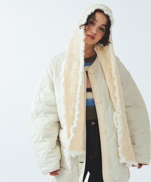 Ray BEAMS(レイビームス)の「カギ編み フード マフラー(マフラー・レディース・ワイン/オフホワイト・ONE SIZE)」の4枚目の写真
