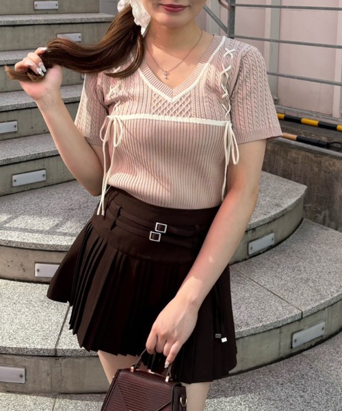 continuer de NICE CLAUP(コンティニューデナイスクラップ)の「レースアップニット半袖トップス(Tシャツ/カットソー・レディース・アイボリー/ピンク/ブラウン/ブラック・FREE)」の1枚目の写真