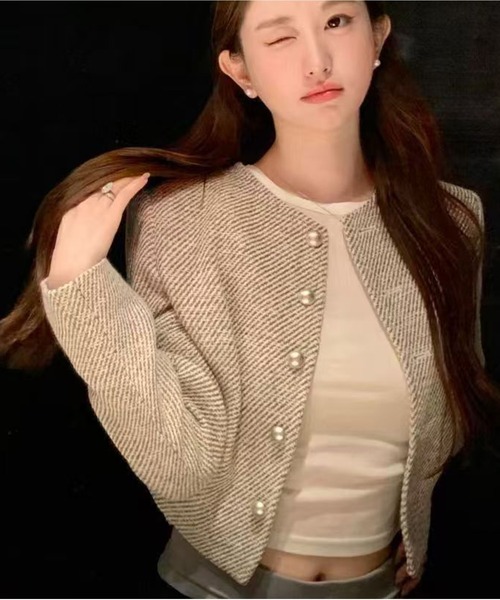 AsheKsha（アシクシャ）の「【きれいめ】ノーカラーショートジャケット 前ボタン 長袖アウター レディース（ノーカラージャケット・レディース・ベージュ・M）」の5枚目の写真