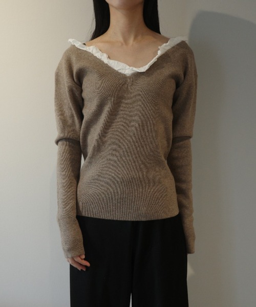 CLANE(クラネ)の「CLANE 2WAY FRILL V NECK KNIT TOPS(ニット/セーター・レディース・ベージュ/ダークグレー/ブラック・1/2)」の1枚目の写真